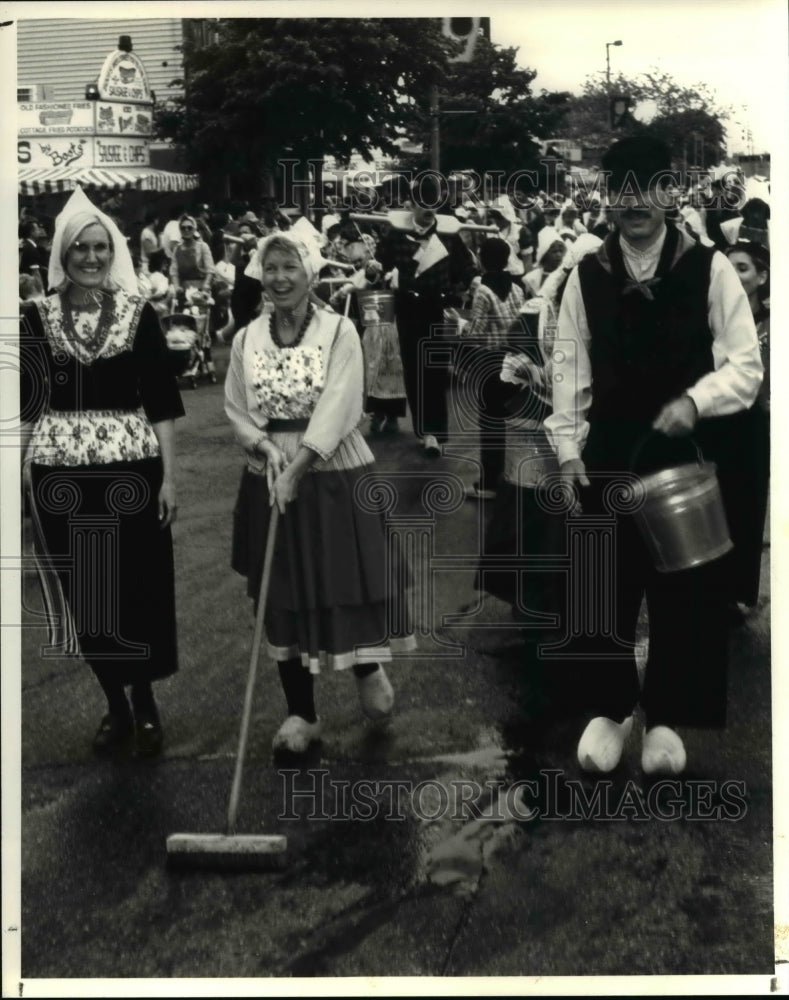 1994 Press Photo Tulip Time Festival in Holland, Mi by scrubbing streets- Historic Images