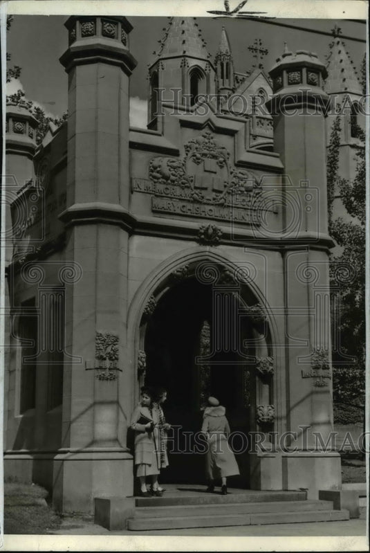 1937 Press Photo Mary Chisholm painted memorial entrance- Historic Images