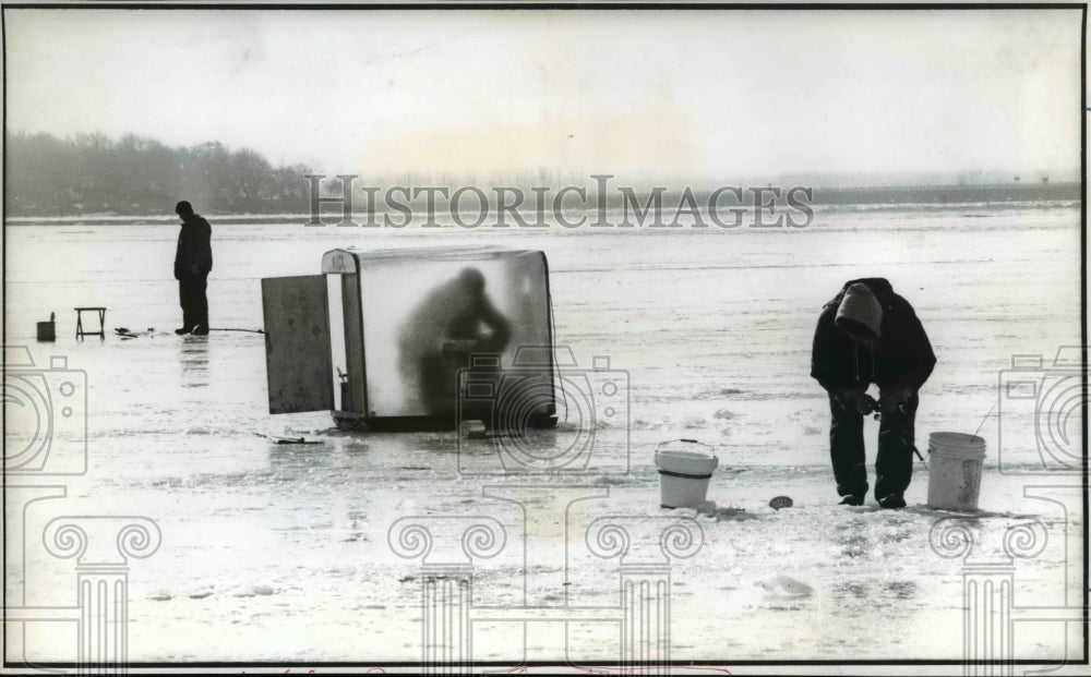 1977 Press Photo The fishermen on an ice fishing- Historic Images