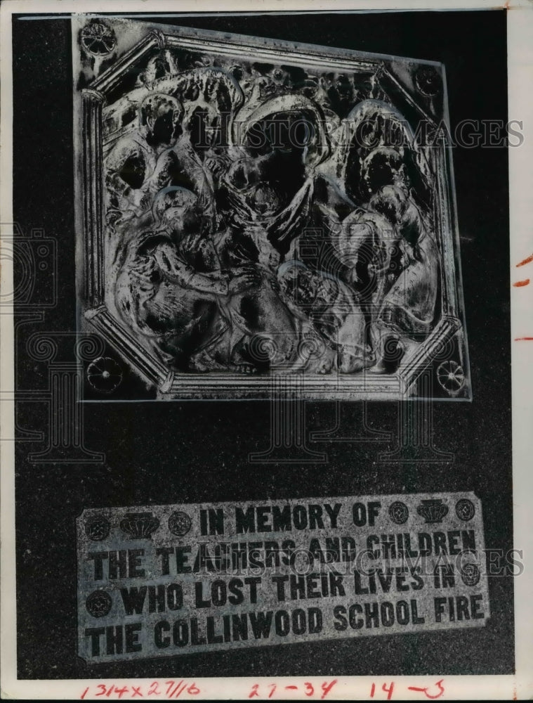 1968 Press Photo Collinwood School Fire Plaque in Lakeview Cemetery- Historic Images