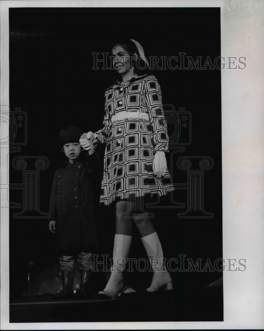 1970 Press Photo The fashion show at the Great Lakes Shakespeare Festival- Historic Images