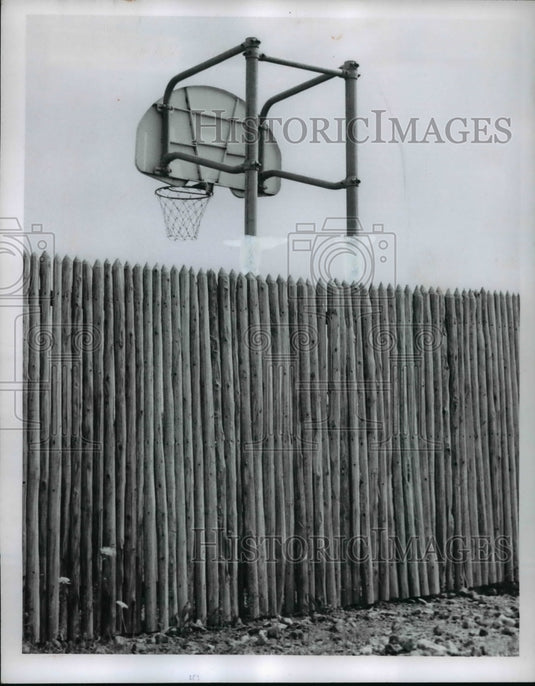 1958 Press Photo Fences- Historic Images