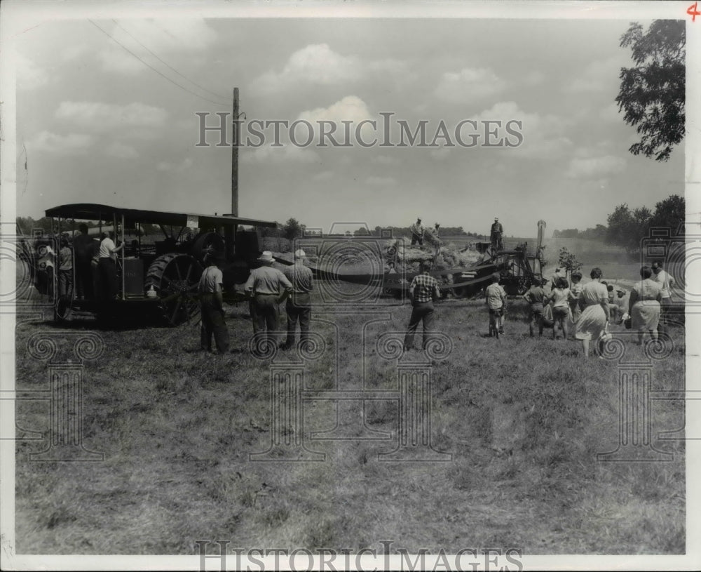 1969 Press Photo Farms and Farming Threshers and Threshing - Historic Images