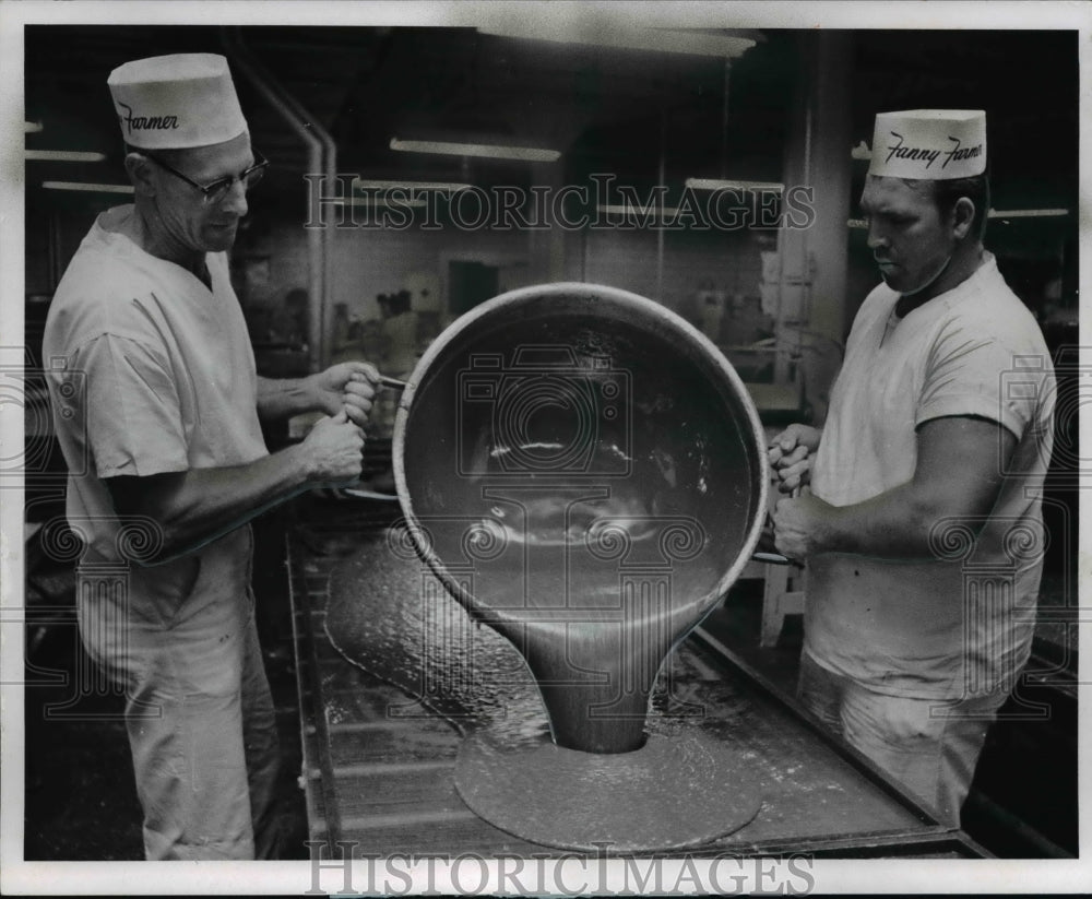 1969 Press Photo Fanny Farmer Studio, Co-workers John Schneder and Hershel Cose- Historic Images