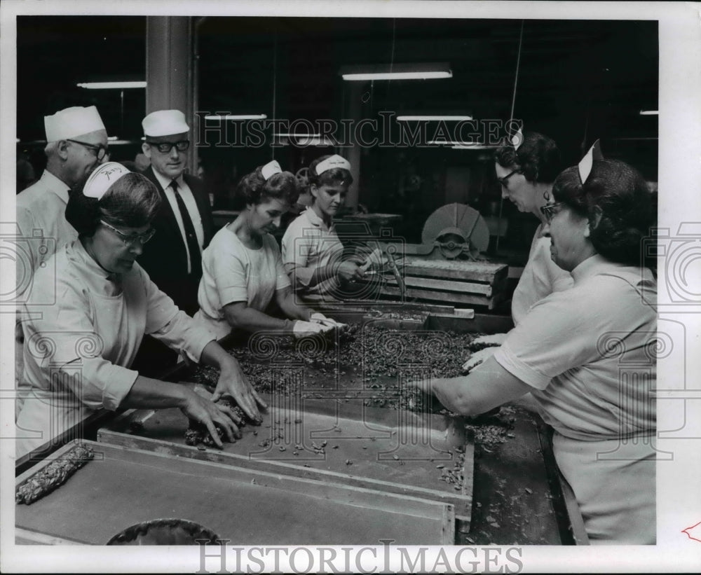 1969 Press Photo Roger Lonzon, Edward Still on Fanny Farmer Studio- Historic Images