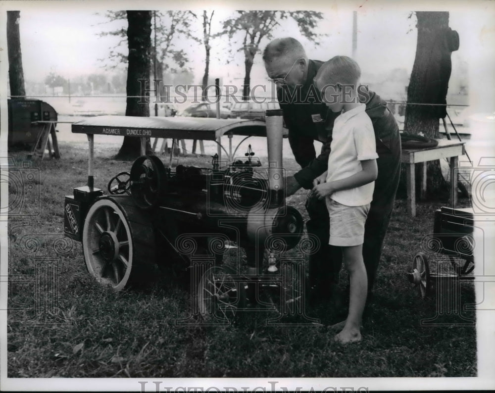 1965 Press Photo Miniature model of a steam traction engine builder AG Baker- Historic Images