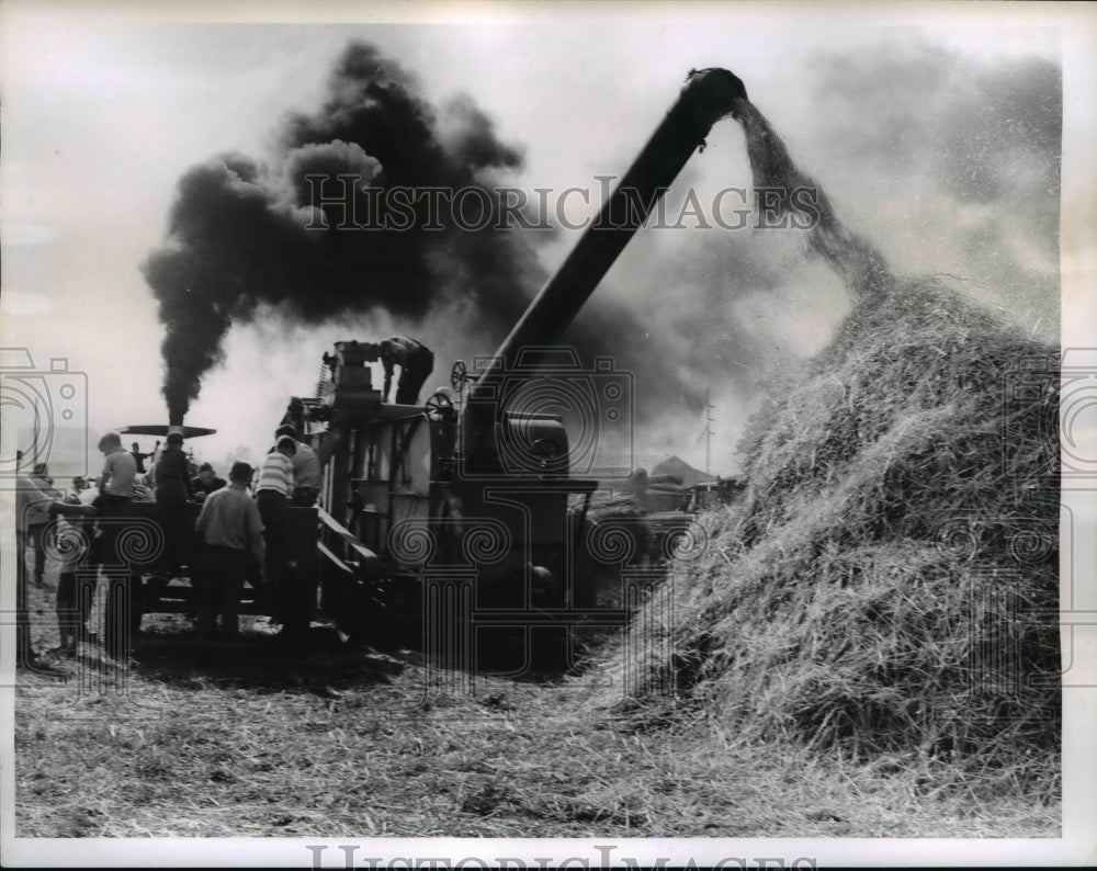 1965 Press Photo George Richer of Norwich uses his 1926 AD Baker steam engine- Historic Images