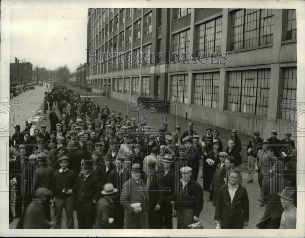 1935 Press Photo The end of the strike at the Fisher Body Company- Historic Images