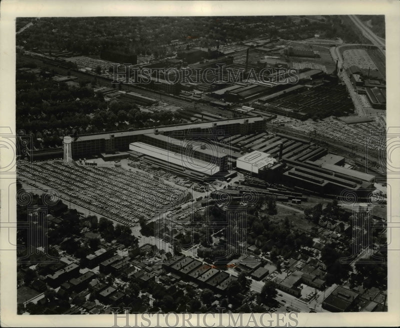 Load image into Gallery viewer, 1960 Press Photo The aerial view of the Fisher Body Coit Road plant
