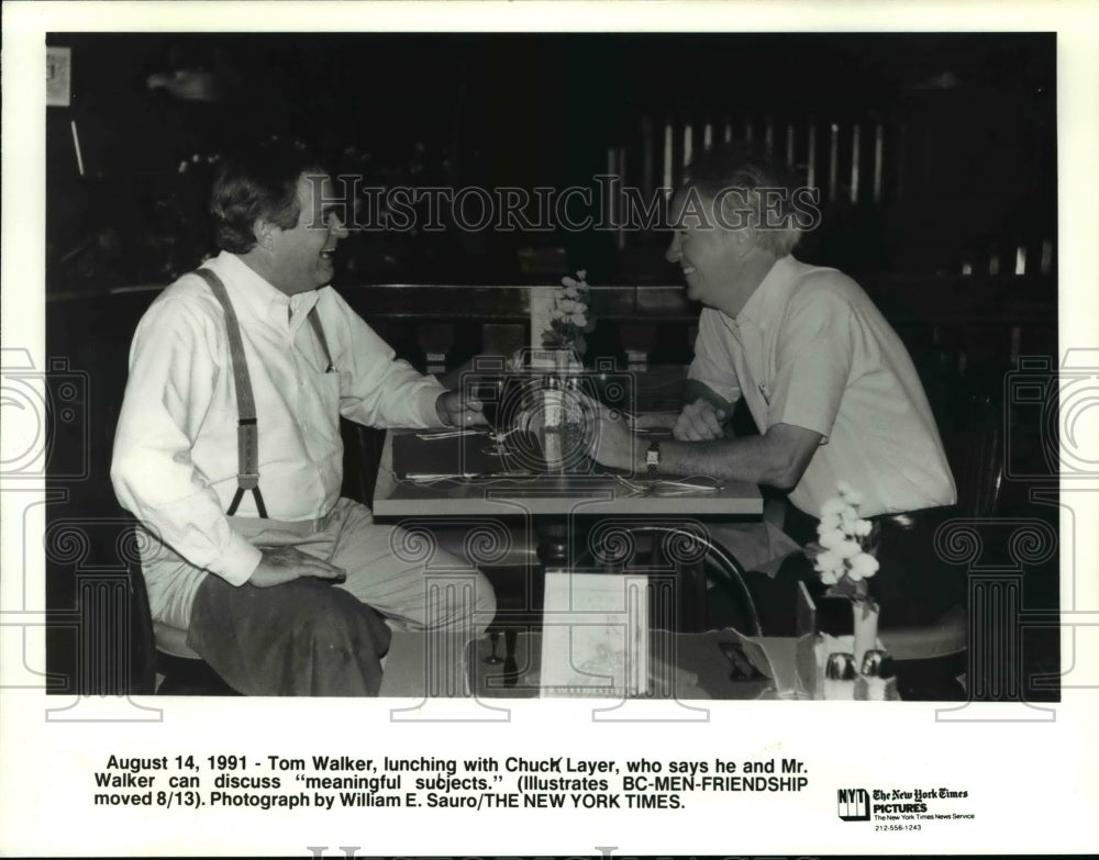 1991 Press Photo Tom Walker lunching with Chuck Layer- Historic Images