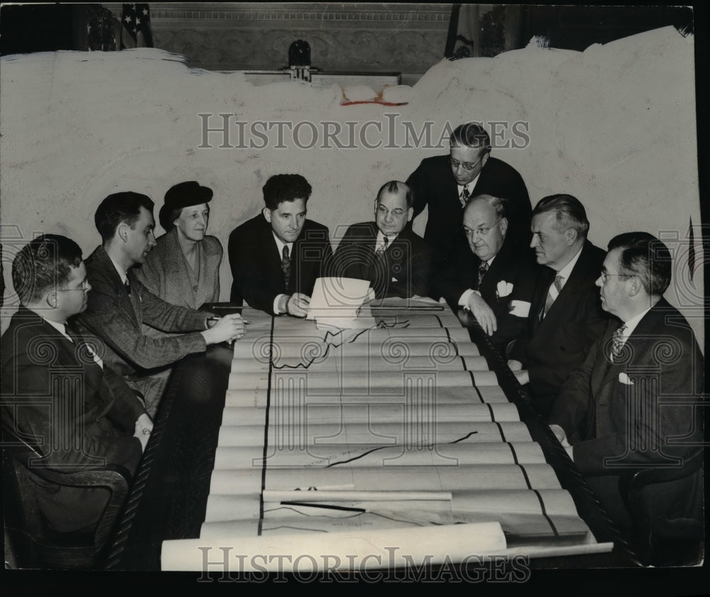 1944 Press Photo City &amp; Red Cross officials meet to make plans for East Ohio Gas- Historic Images