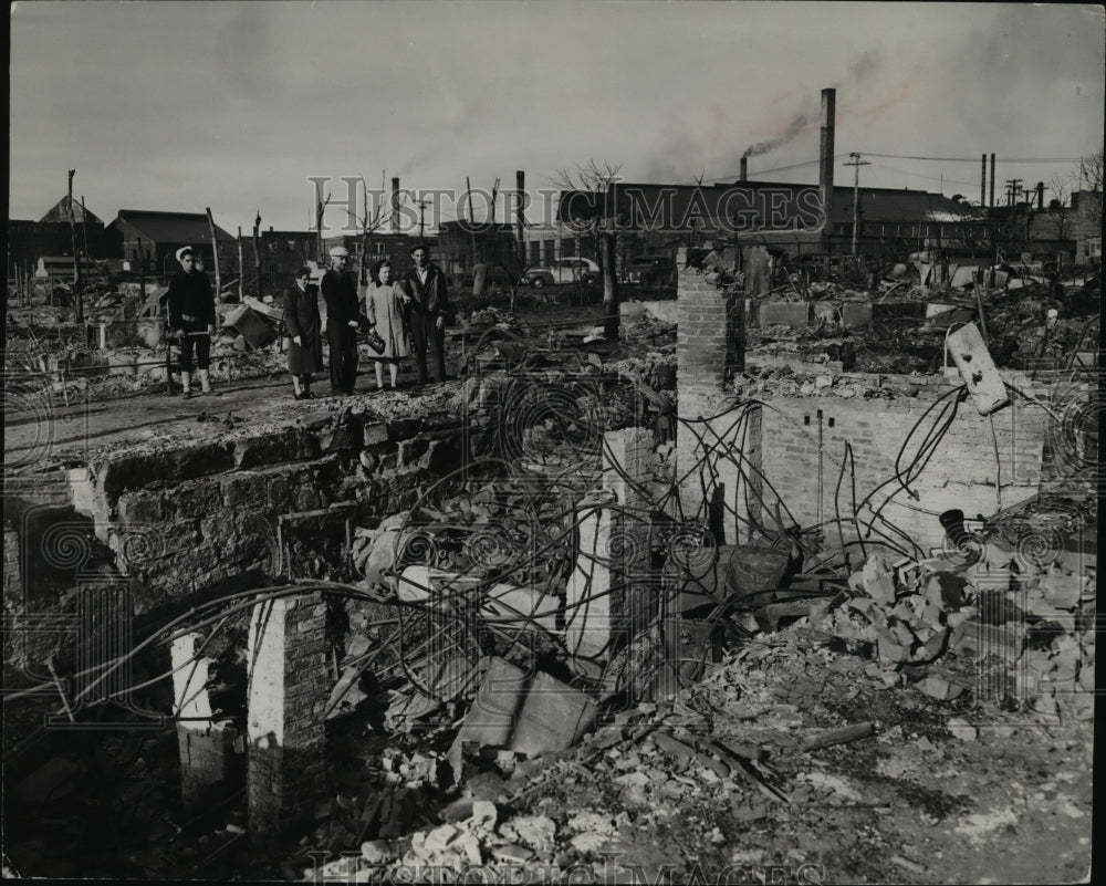 1944 Press Photo Burned down homes of residents with Coast Guardsman John Kerin- Historic Images