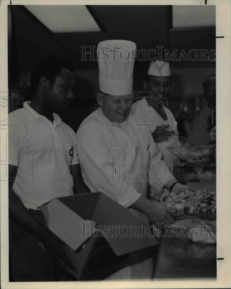 1990 Press Photo Driver Charles Pleasant Picks Up Food for Giveway- Historic Images