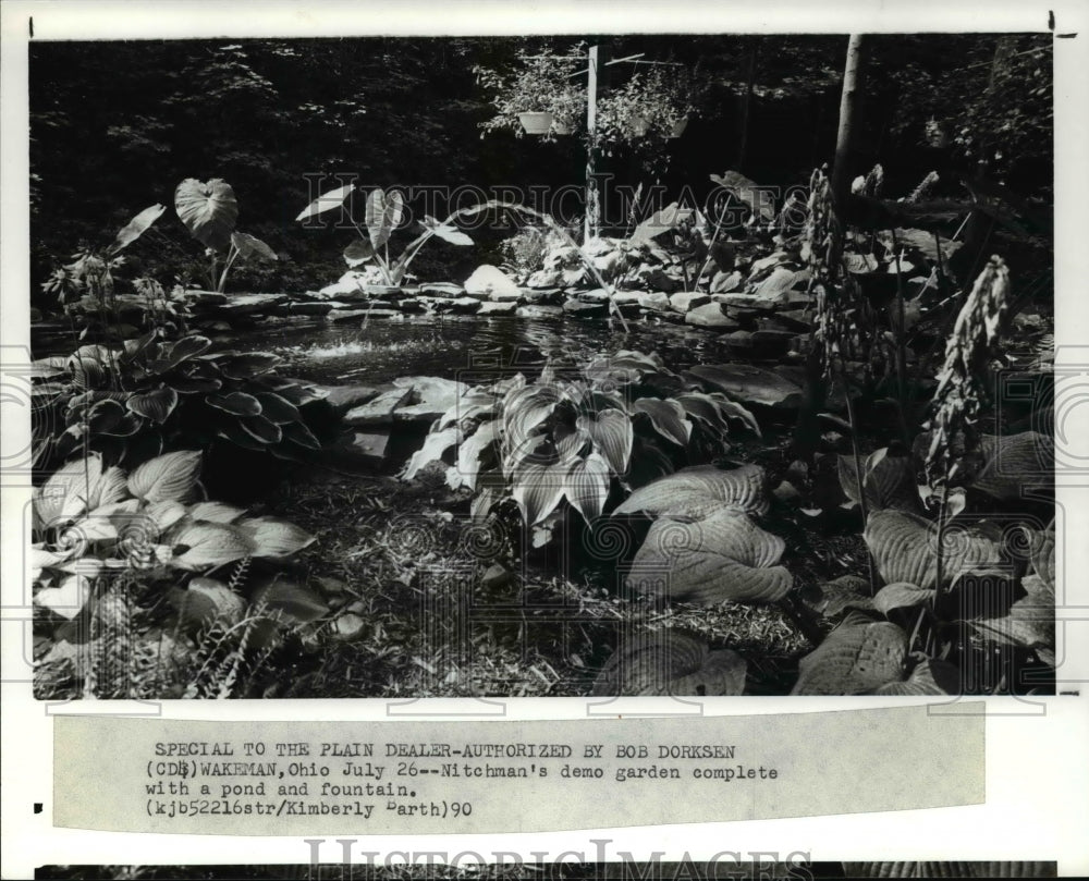 1990 Press Photo A Nitchman&#39;s demo garden complete with a pond and fountain- Historic Images