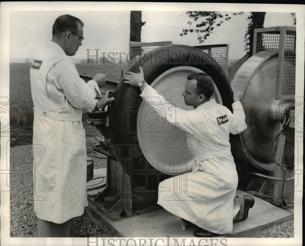 1961 Press Photo The Firestone Tire &amp;Rubber Co. designed 4ft diameter tire- Historic Images