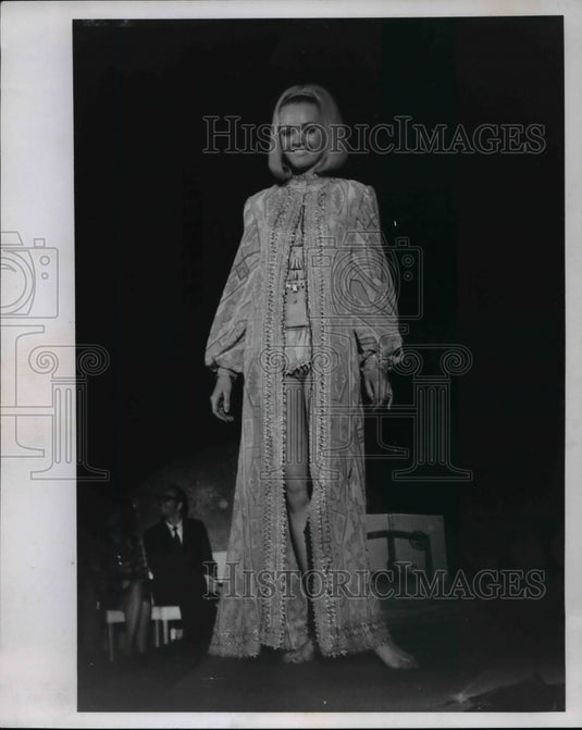 1970 Press Photo The fashion show at the Great lakes Shakespeare Festival- Historic Images
