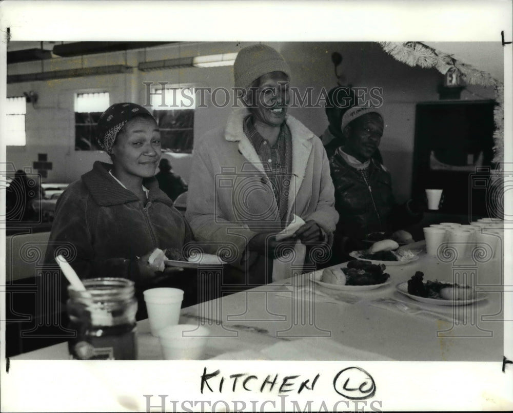 1990 Press Photo Area Residents at Food Kitchen at 2509 E.55th St.- Historic Images