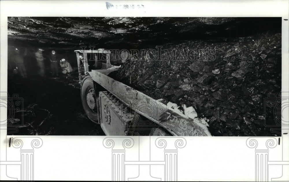 1988 Press Photo George Montgomery with the coal excavated by the miner- Historic Images