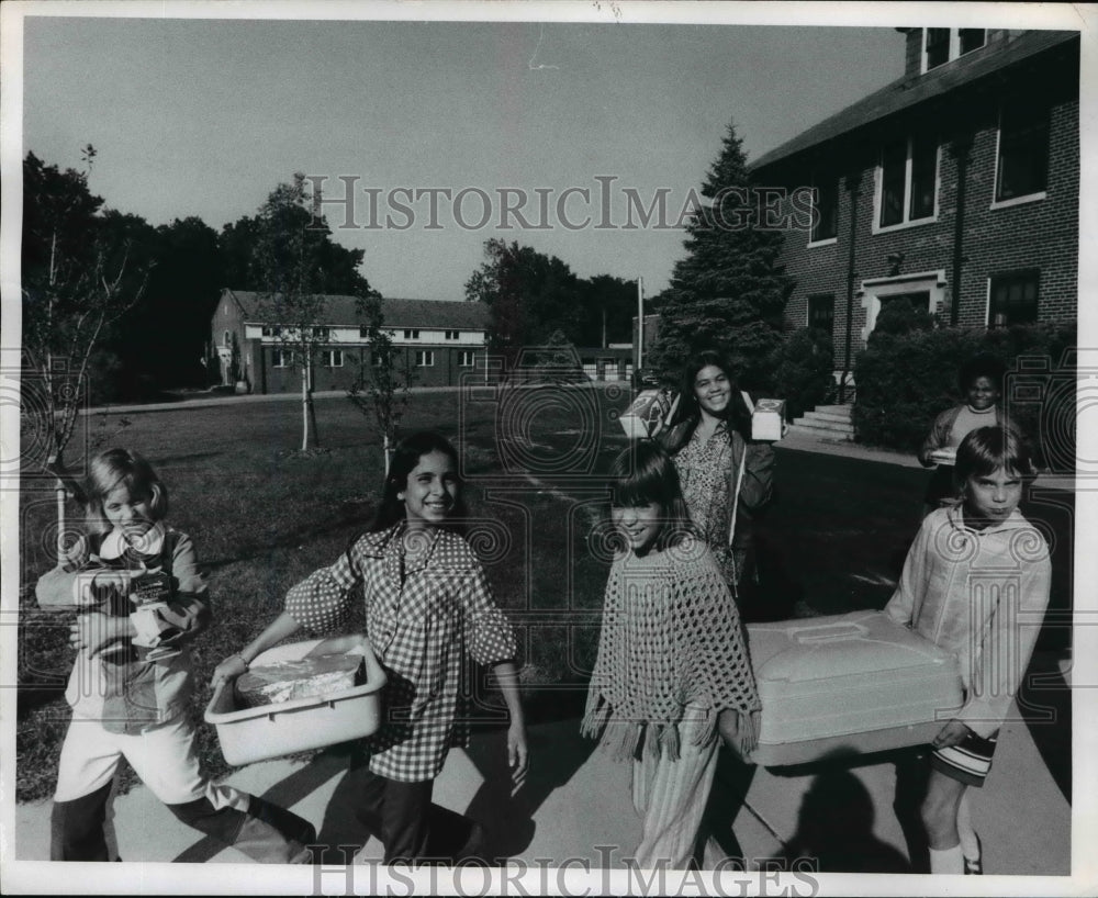 1975 Press Photo Parmadale, carrying dinner from kitchen to cottage- Historic Images