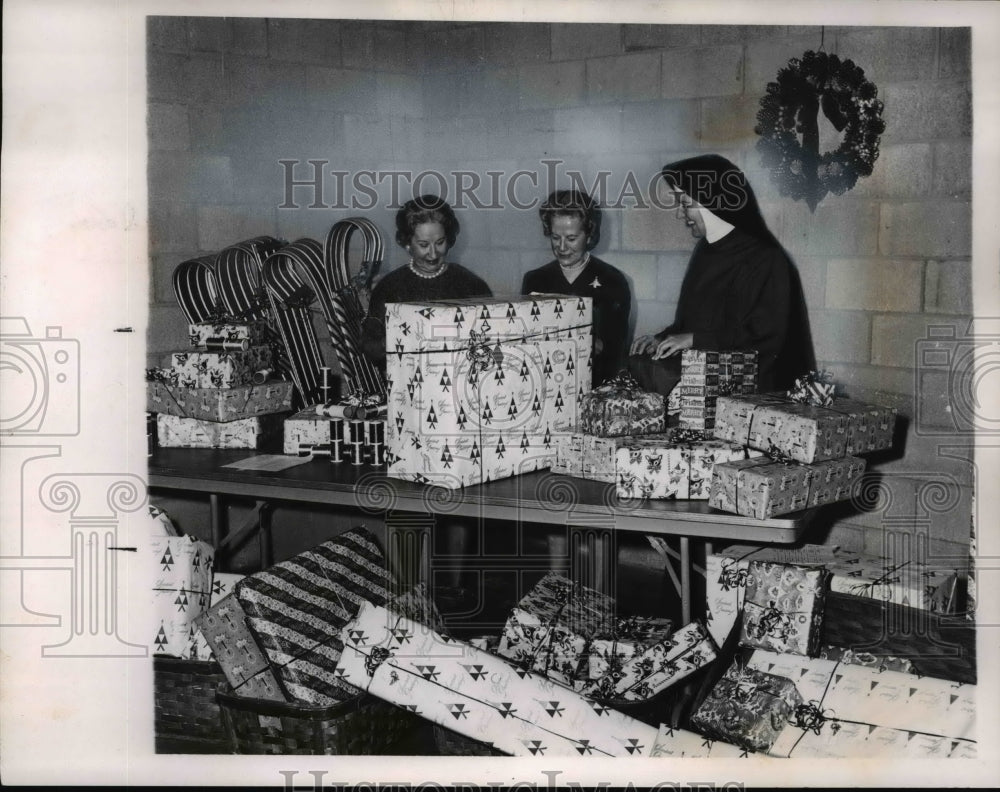 1964 Press Photo Mrs. Harold Ruppel, Mrs. Charles Mooney and Sister Theresa- Historic Images