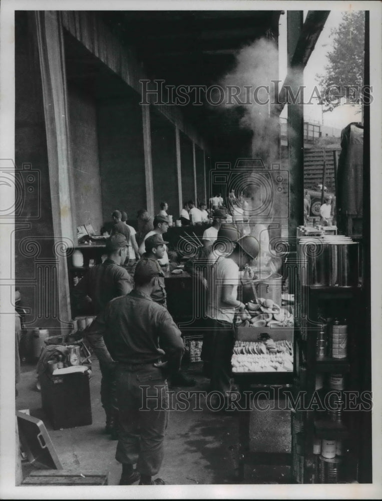 1968 Press Photo Ohio National Guard preparing meal for troops- Historic Images