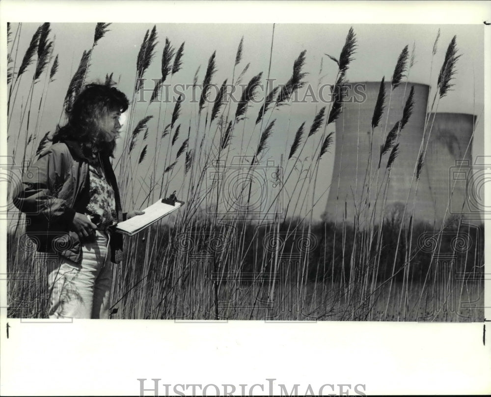 1991 Press Photo Donna Tizzano monitors the area near Perry Nuclear Power Plant- Historic Images