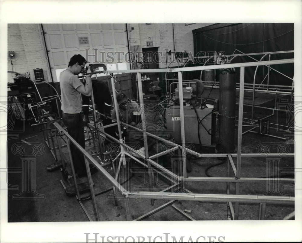 1991 Press Photo Work men at the Astrup Awning Co. are making a frame for Awning- Historic Images