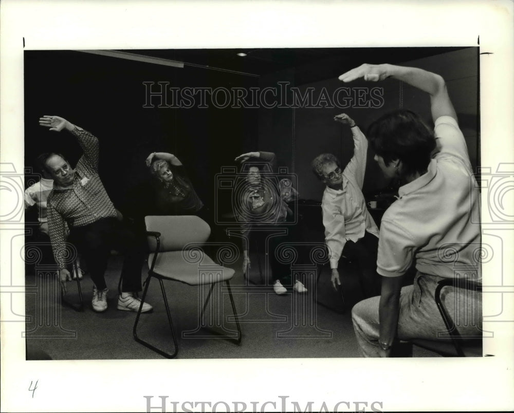 1990 Press Photo Beverly Booksieker, instructor leading class w/ arthritis- Historic Images