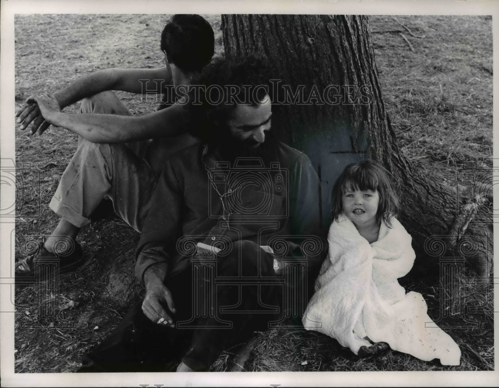 1968 Press Photo George the hippie with little Amy- Historic Images