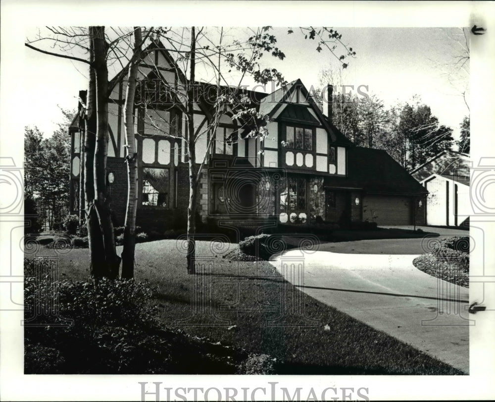 1986 Press Photo Tudor House Exterior- Historic Images