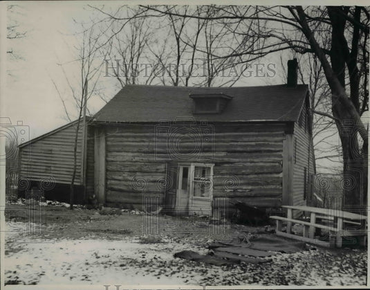 1951 Press Photo 127-yr old log cabin occupied by David & Mary Anderson- Historic Images