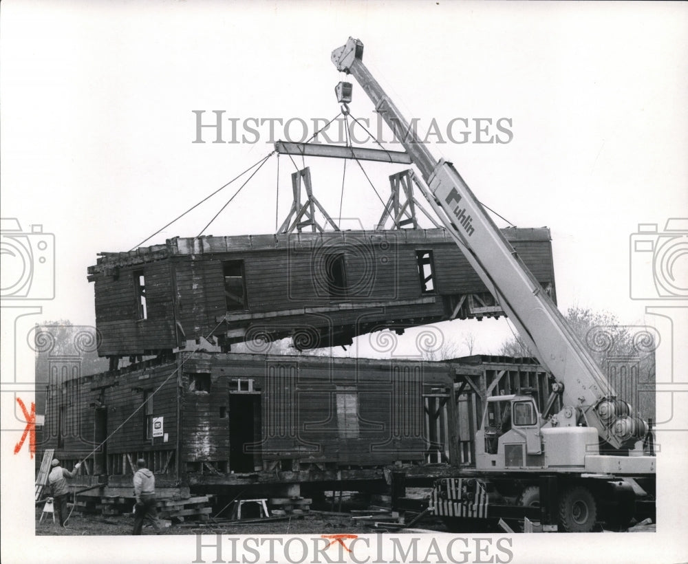 1969 Press Photo J. Hale Homestead Home at Western Reserve Village being hoisted- Historic Images