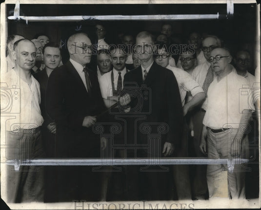 1942 Press Photo Harry Perry presents gavel to Walter James- Historic Images