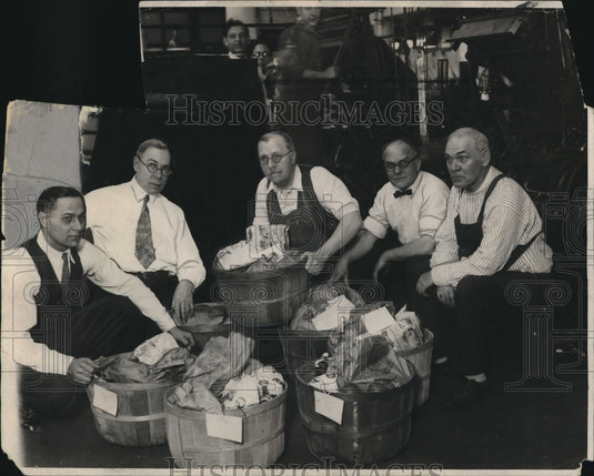 1927 Press Photo Composing Room workers in News office contribute seven baskets- Historic Images