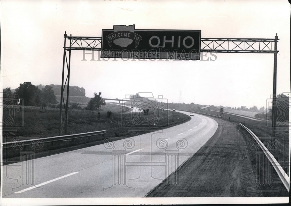 1970 Press Photo 80 travels getting this Buckeye greeting as they pass this sect- Historic Images