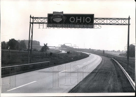 1970 Press Photo 80 travels getting this Buckeye greeting as they pass this sect- Historic Images