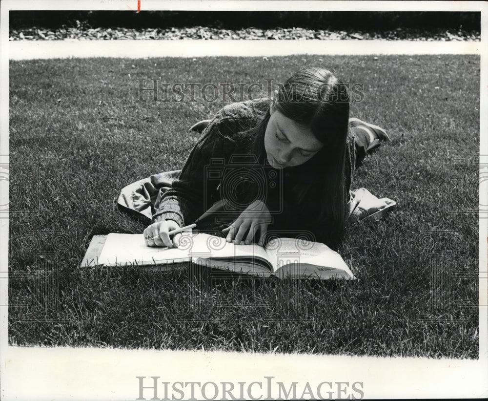 1975 Press Photo Hiram College Student- Historic Images