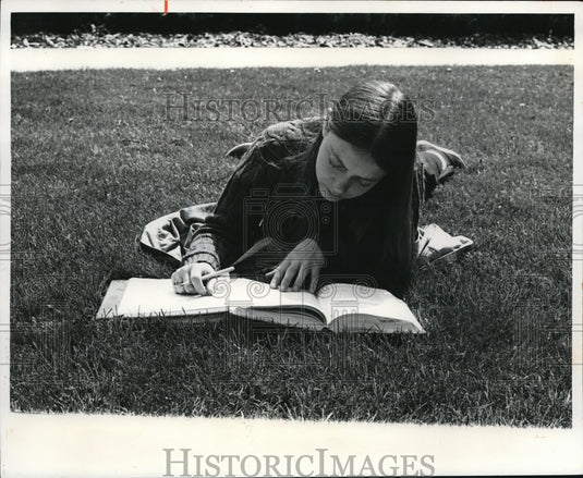 1975 Press Photo Hiram College Student- Historic Images