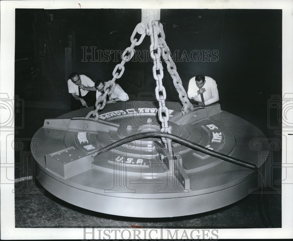 1969 Press Photo Circular lifting magnet undergoes final testing at the- Historic Images