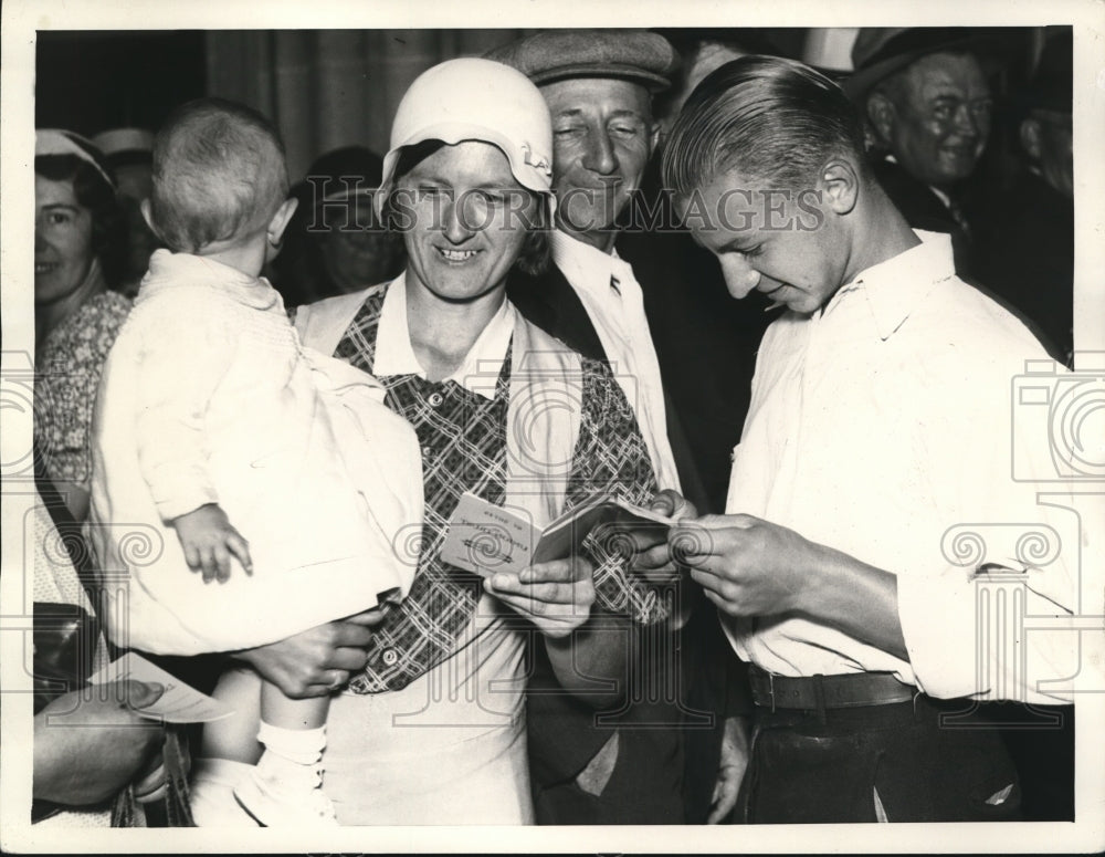 1933 Press Photo Mr. And Mrs John Korach &amp; Baby Daughter Dorothy At Union Trust- Historic Images