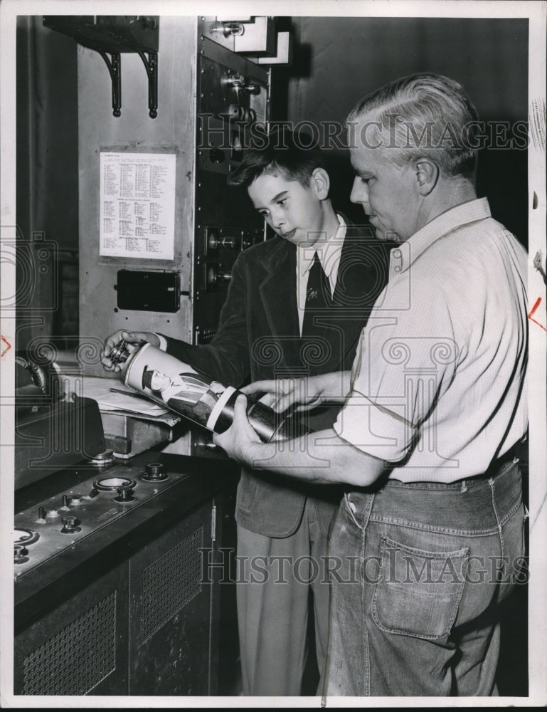 1953 Press Photo Chuck Mihal watching Wm. Bringham in Wirephoto- Historic Images