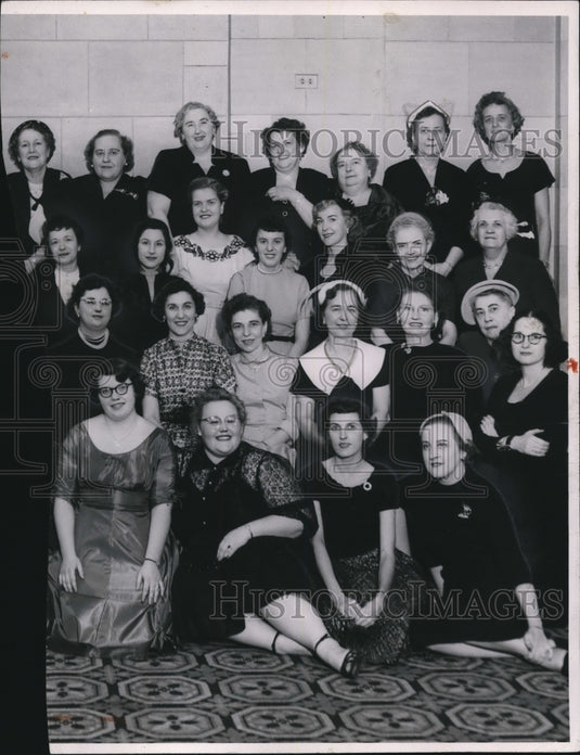 1953 Press Photo News Employees - Historic Images