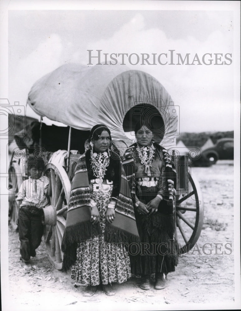 Load image into Gallery viewer, 1966 Press Photo The Navajo women wear the traditional dress - cva64395
