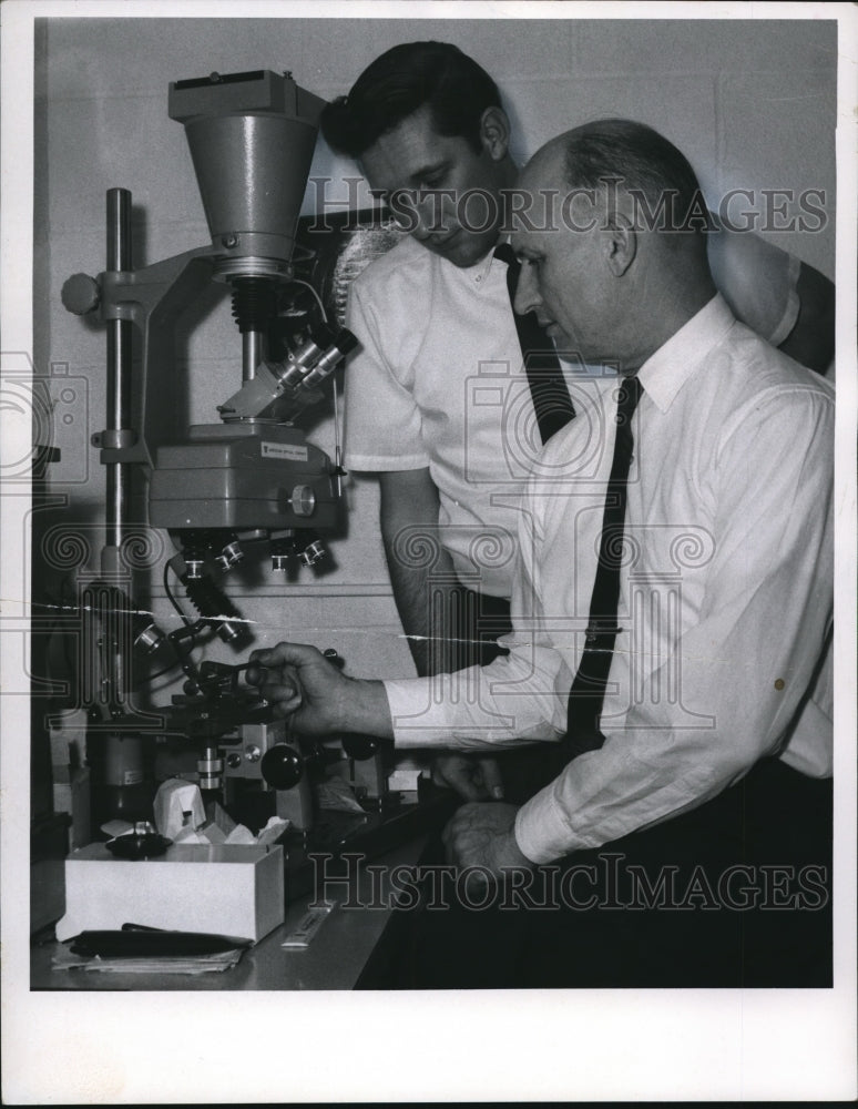 1968 Press Photo Allen Shoof with Henry Dombrowski of the Ohio Crime Laboratory- Historic Images