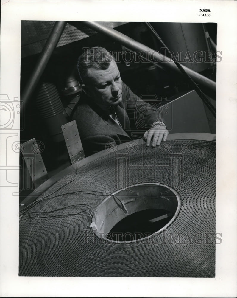 1963 Press Photo Edmund E. Callaghan Viewing NASA Electromagnet- Historic Images