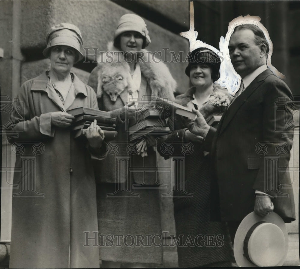 1927 Press Photo William Hopkins, city manager presented the first book- Historic Images