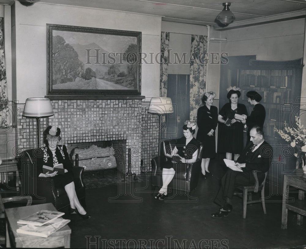 1946 Press Photo The library room dedicated to Mrs. Irvin- Historic Images