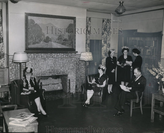 1946 Press Photo The library room dedicated to Mrs. Irvin- Historic Images