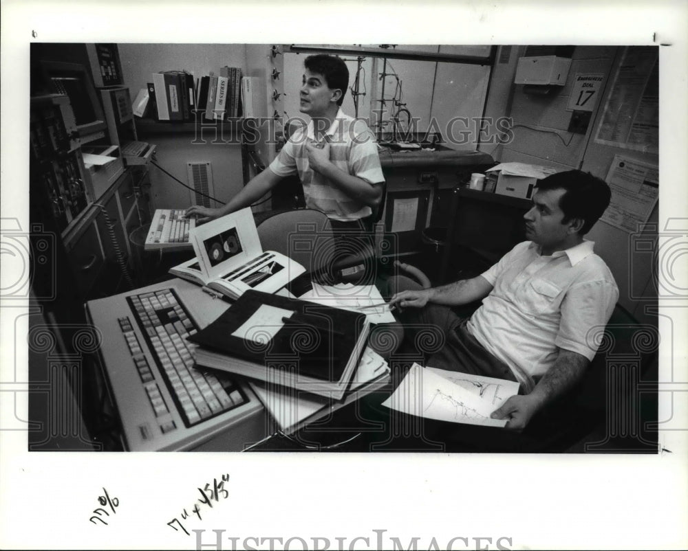 1989 Press Photo Ron Sharpless &amp; Celal Batur work in the lab at NASA Lewis Ctr
