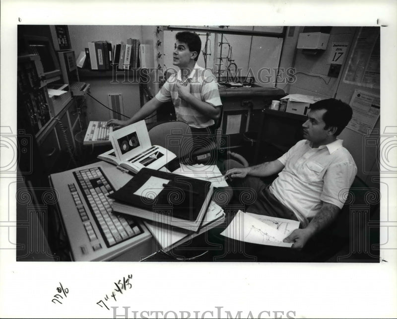 Load image into Gallery viewer, 1989 Press Photo Ron Sharpless &amp; Celal Batur work in the lab at NASA Lewis Ctr

